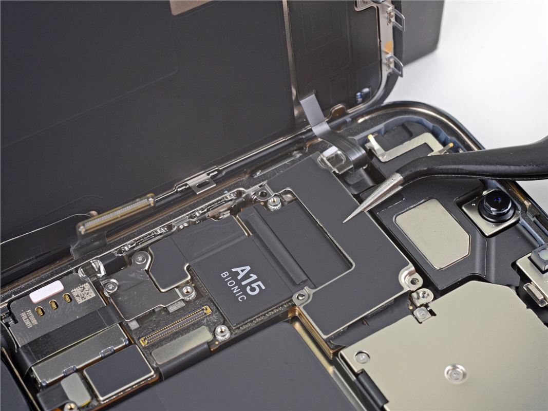 Reparo interno de alto-falante em iPhone 13