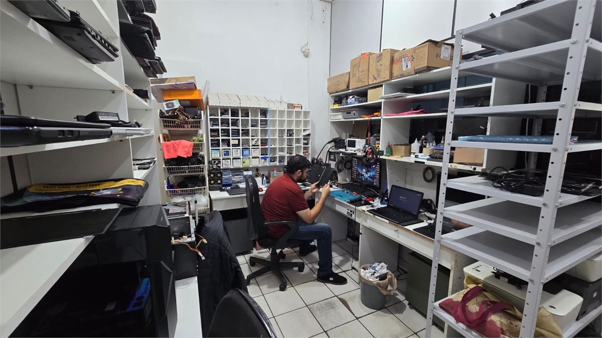 Tecnico realizando reparo no laboratorio da Systronic em Sao Borja - RS